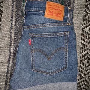 Levi High rise Jean shorts!
